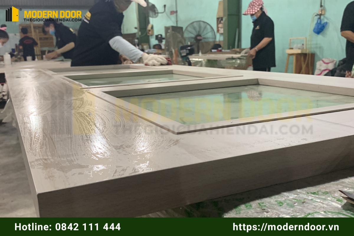 Xưởng sản xuất cửa nội thất trực tiếp giá tốt của Modern Door 21 Modern Door quy tụ đội ngũ nhân viên, KTS, Kỹ sư, thợ giàu kinh nghiệm