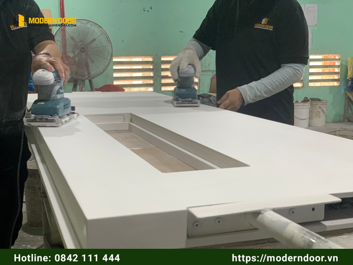 Xưởng sản xuất cửa nội thất trực tiếp giá tốt của Modern Door 12 Mọi khâu đều có nhân công xử lý chuyên nghiệp