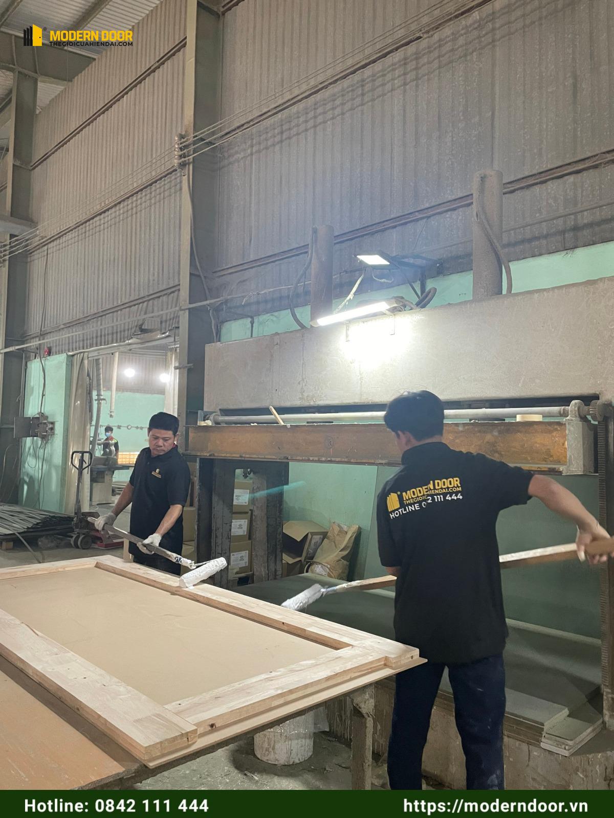 Xưởng sản xuất cửa nội thất trực tiếp giá tốt của Modern Door 22 Tất cả nhân sự đều qua đào tạo chuyên nghiệp