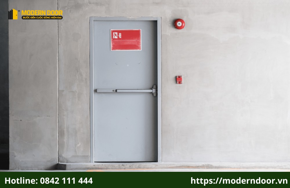 Cửa thép chống cháy EI120 ngăn chặn sự lan truyền của lửa và khói trong trường hợp xảy ra hỏa hoạn tối thiểu 120 phút