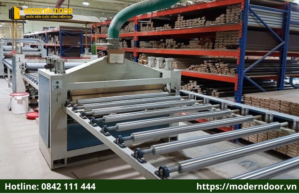 Khung cửa được phủ lớp vân gỗ sang trọng, giống như gỗ thật bằng công nghệ in chuyển nhiệt