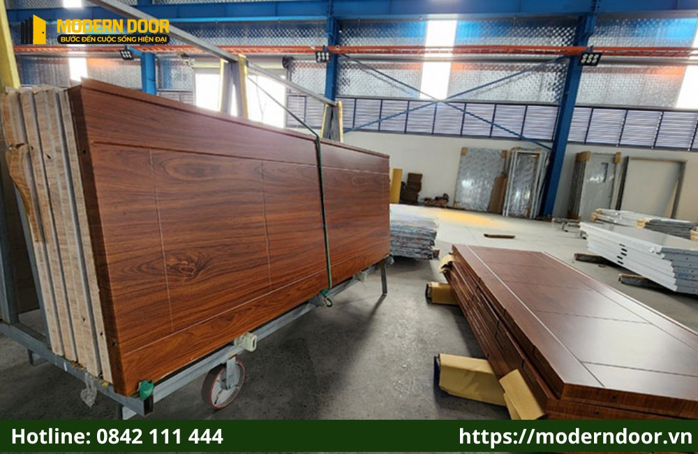 Sau khi hoàn tất các bước, cửa thép vân gỗ được đóng gói & vận chuyển