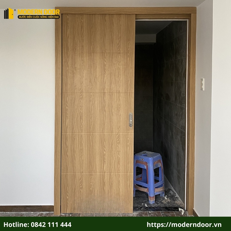 Cửa lùa nhựa giả gỗ được lắp đặt tại phòng ngủ