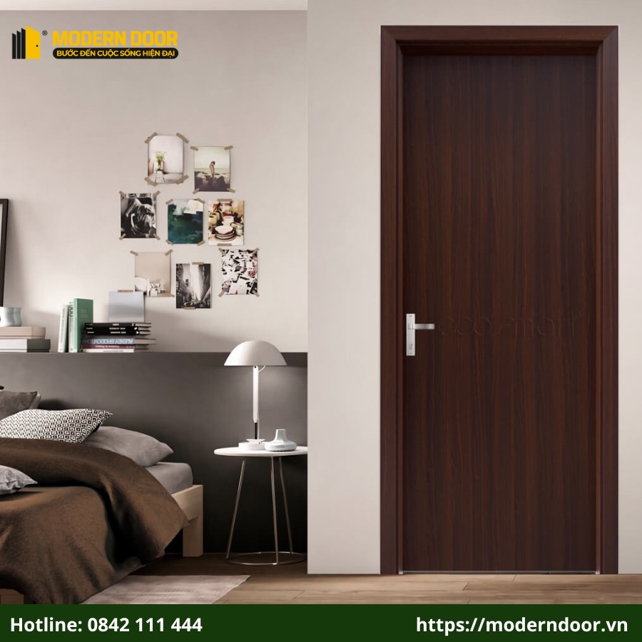 Cửa nhựa composite màu óc chó được lắp đặt trong phòng ngủ