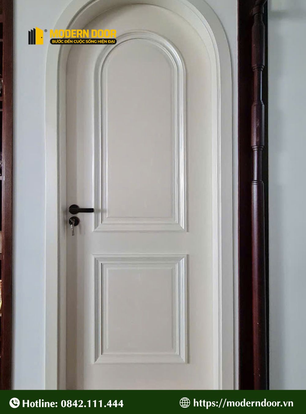 Cửa nhựa vòm kết hợp với nội thất màu gỗ tạo điểm nhấn cho cửa ra vào