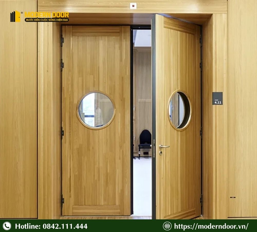 Báo Giá Các Loại Cửa Cách Âm Phòng Ngủ Mới Nhất 2026 46 Mẫu cửa cách âm 2 cánh kết hợp thép vân gỗ và kính, thích hợp cho hội trường, phòng họp sang trọng