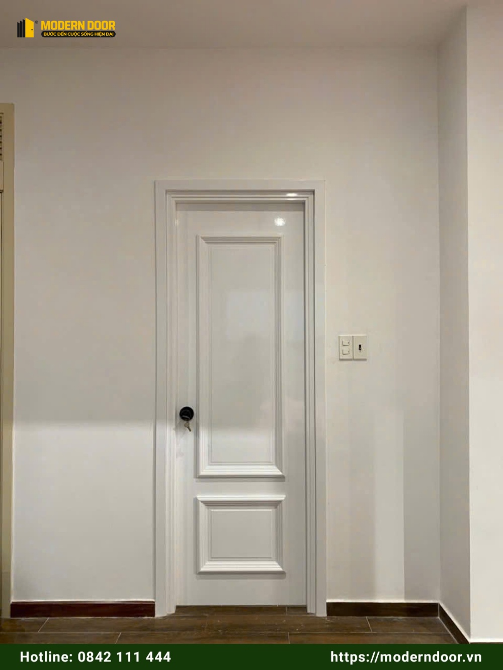 Báo Giá Cửa Nhựa Giả Gỗ Composite Cao Cấp Mẫu Mới 2026 107 Mẫu cửa composite đẹp 2026 màu trắng phào chỉ tinh tế, phù hợp phòng ngủ, được Modern Door thi công lắp đặt