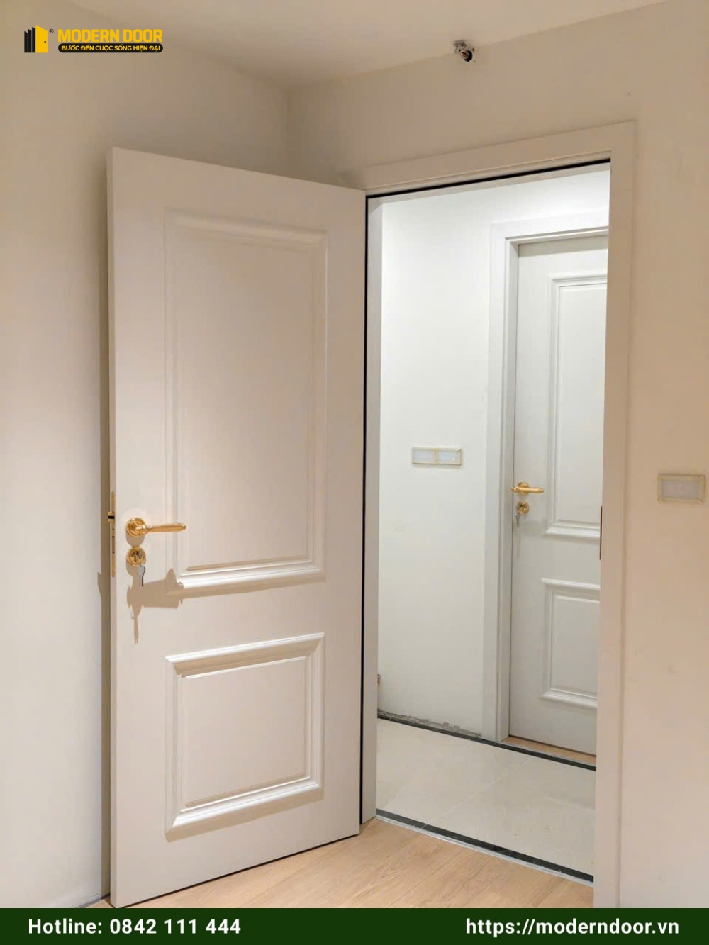 Báo Giá Cửa Nhựa Giả Gỗ Composite Cao Cấp Mẫu Mới 2026 111 Mẫu cửa nhựa composite đẹp 2026 màu trắng thanh lịch, thiết kế phào chỉ sang trọng, do Modern Door thi công lắp đặt trọn gói