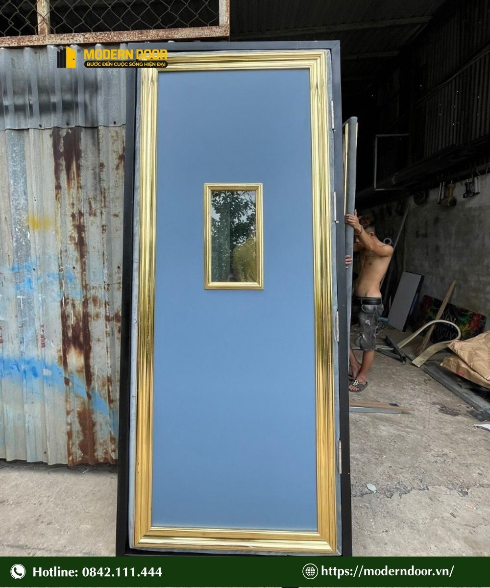 Bảng giá cửa cách âm phòng karaoke mới nhất 2026 27 Mẫu cửa cách âm phòng karaoke số 6, sử dụng gỗ tự nhiên kết hợp ô kính nhỏ cùng viền vàng sáng bóng.