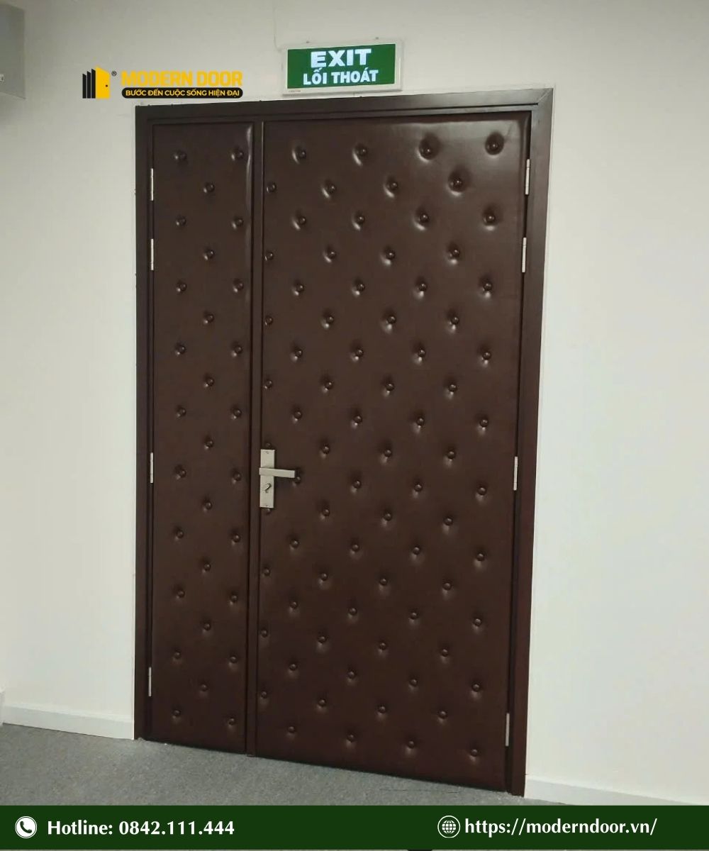 Bảng giá cửa cách âm phòng karaoke mới nhất 2026 36 Mẫu cửa cách âm phòng karaoke số 15, màu nâu gỗ sồi ấm cúng và không kém phần sang trọng