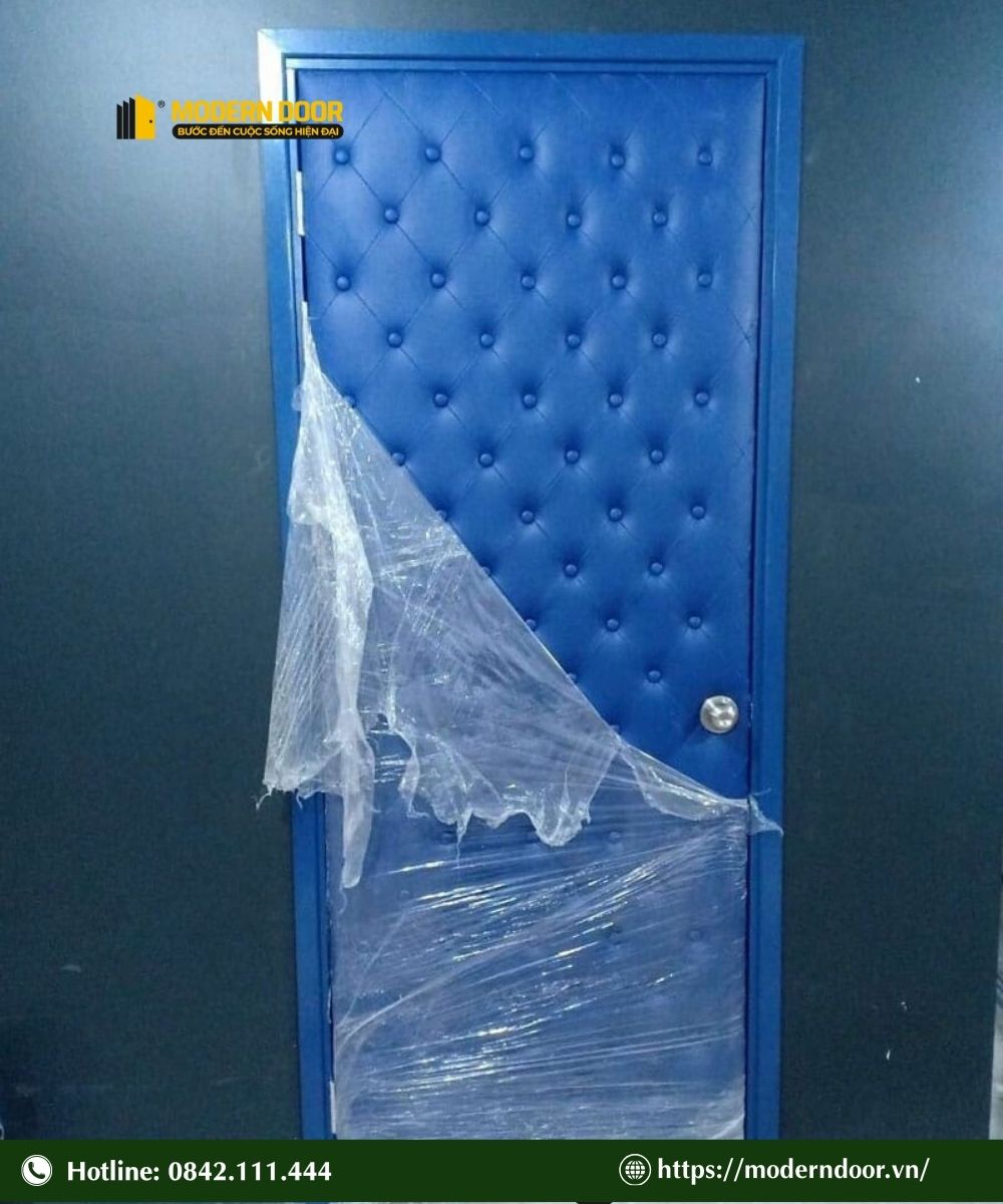 Bảng giá cửa cách âm phòng karaoke mới nhất 2026 22 Mẫu cửa cách âm phòng karaoke số 1, màu xanh dương hiện đại, bắt mắt