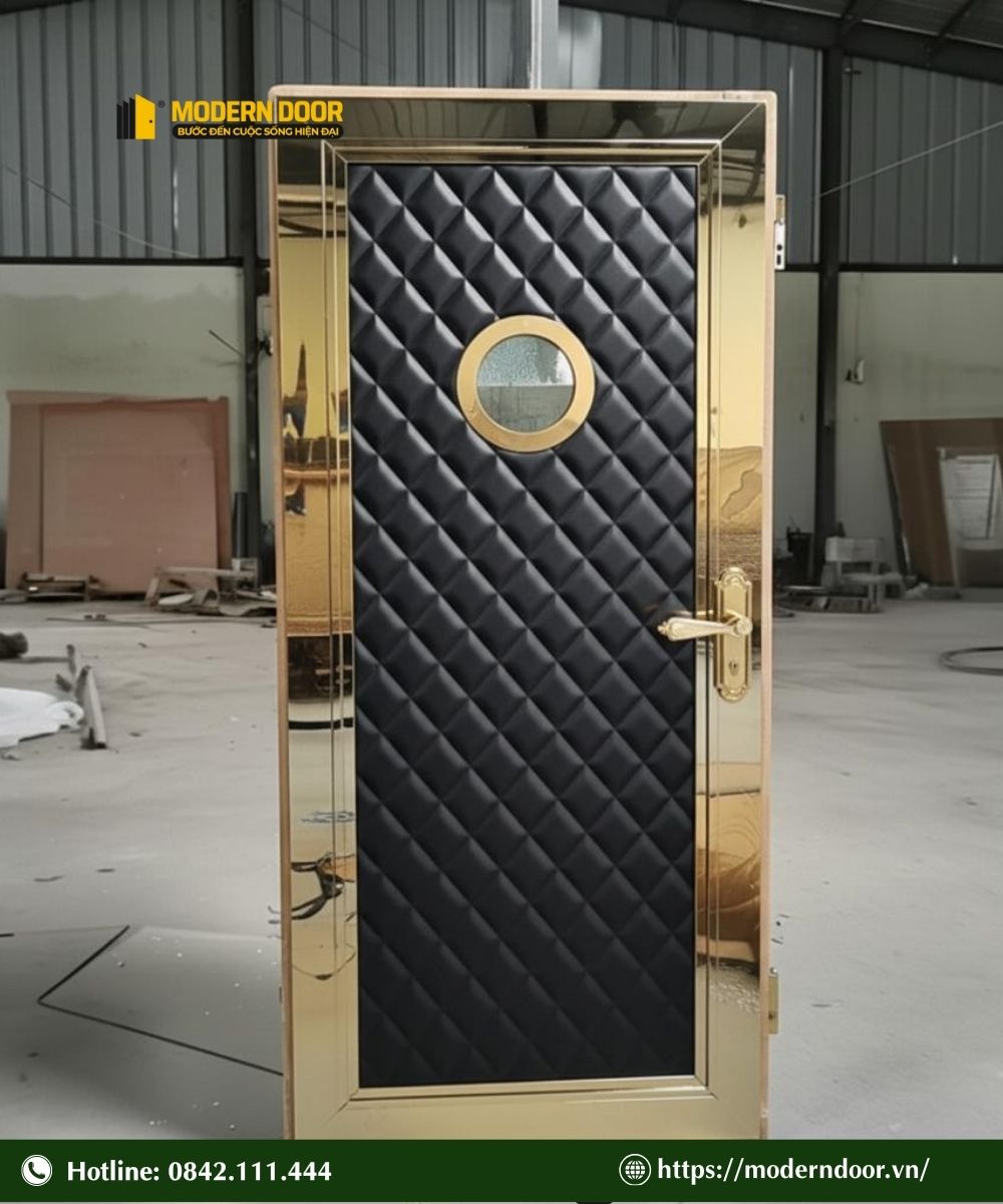 Bảng giá cửa cách âm phòng karaoke mới nhất 2026 23 Mẫu cửa cách âm phòng karaoke số 2, kết hợp vàng gold và màu đen sang trọng