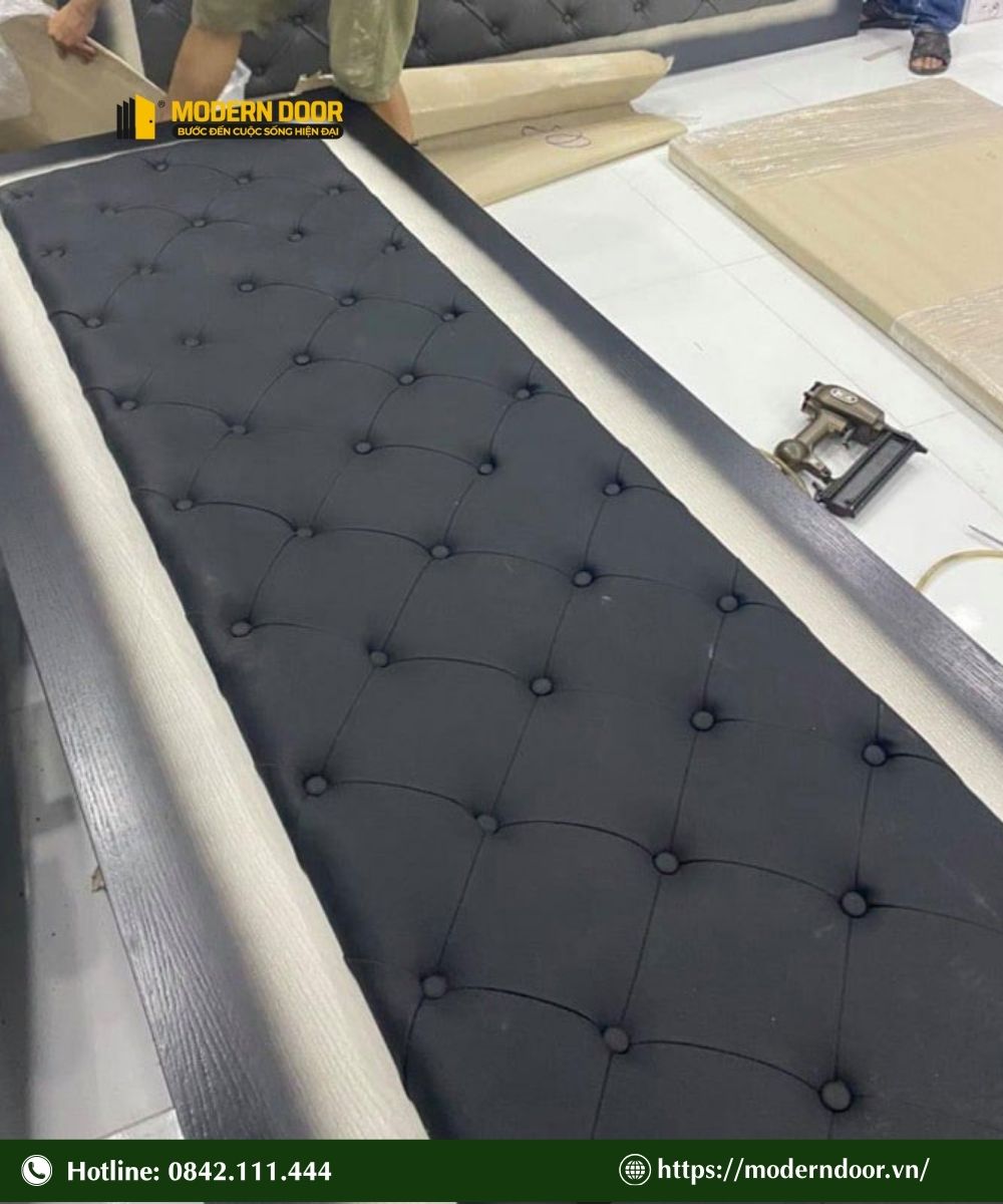 Bảng giá cửa cách âm phòng karaoke mới nhất 2026 24 Mẫu cửa cách âm phòng karaoke số 3, khung gỗ phủ bạc kết hợp màu đen